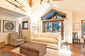 Smart TV, fireplace, books - Los Pinos Off-Piste Retreat: Walk to Lift, Pool/Hot Tub (Breckenridge)