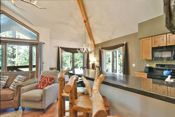 Smart TV, chimenea y libros 