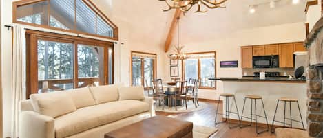 Smart-TV, peis og bøker