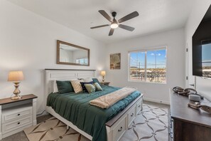 4 Schlafzimmer, Schreibtisch, Bügeleisen/Bügelbrett, Reisekinderbett