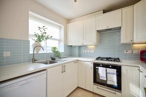 Kühlschrank, Ofen, Toaster, Kochgeschirr/Geschirr/Besteck