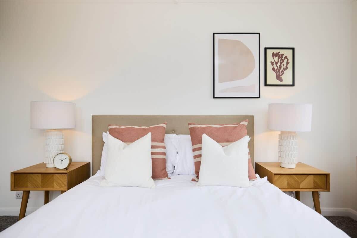 5 bedrooms, iron/ironing board, WiFi, bed sheets