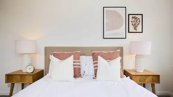 5 bedrooms, iron/ironing board, WiFi, bed sheets