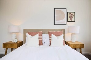 5 bedrooms, iron/ironing board, WiFi, bed sheets