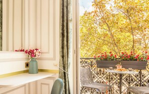 Apartment, Balcony, City View | Hypo-allergenic bedding, pillowtop beds, in-room safe