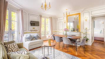 apartman, erkély, kilátással a városra | Nappalirész | Irodák