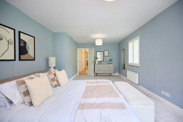 4 bedrooms, iron/ironing board, WiFi, bed sheets