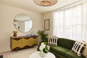 TV, offices - The Lewes Place - Contemporary 3 Bdr House (East Sussex)