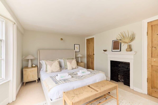 3 bedrooms, desk, iron/ironing board, WiFi - The Lewes Place - Contemporary 3 Bdr House (East Sussex)