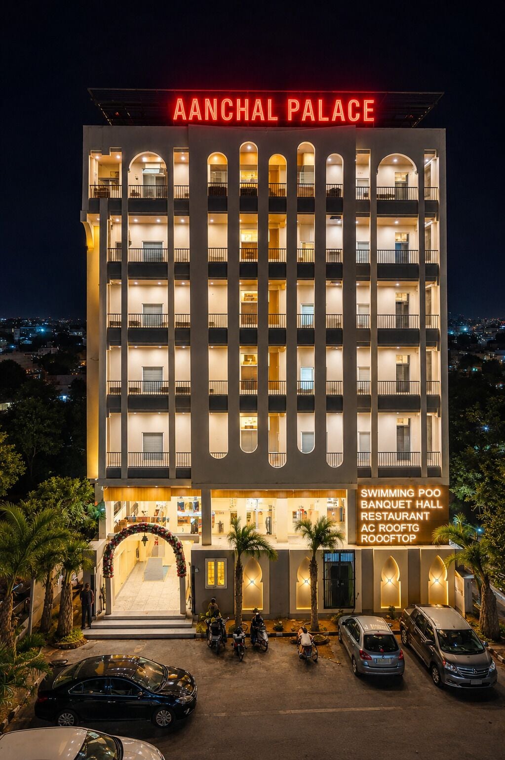 Un hotel de varios pisos con un letrero llamativo que dice 'AANCHAL PALACE'.