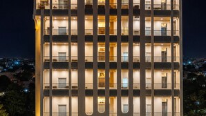 Un hotel de varios pisos con un letrero llamativo que dice 'AANCHAL PALACE'.