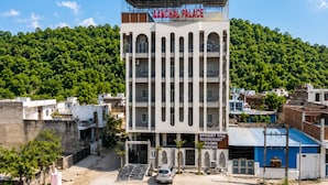 Un edificio de varios pisos con un letrero que dice 'AANCHAL PALACE' en la parte superior.