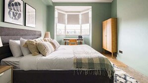 4 bedrooms, iron/ironing board, WiFi, bed sheets