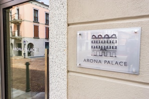 Señal para Arona Palace con ilustración de un edificio.