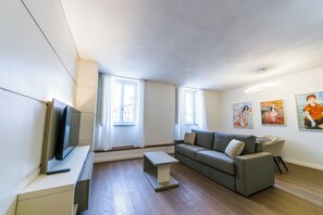 Deluxe appartement | Woonruimte | Een 50-inch flatscreentelevisie met digitale zenders en Netflix