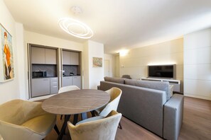 Apartament Deluxe | Sala d'estar | Televisor de pantalla plana, Netflix i serveis de streaming 