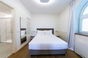 Apartament Deluxe | Cobrellits, caixa forta a l'habitació i mobiliari individual 