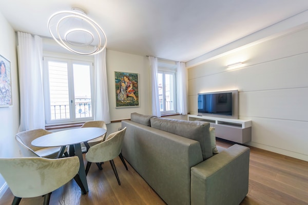 Deluxe appartement | Woonruimte | Een 50-inch flatscreentelevisie met digitale zenders en Netflix