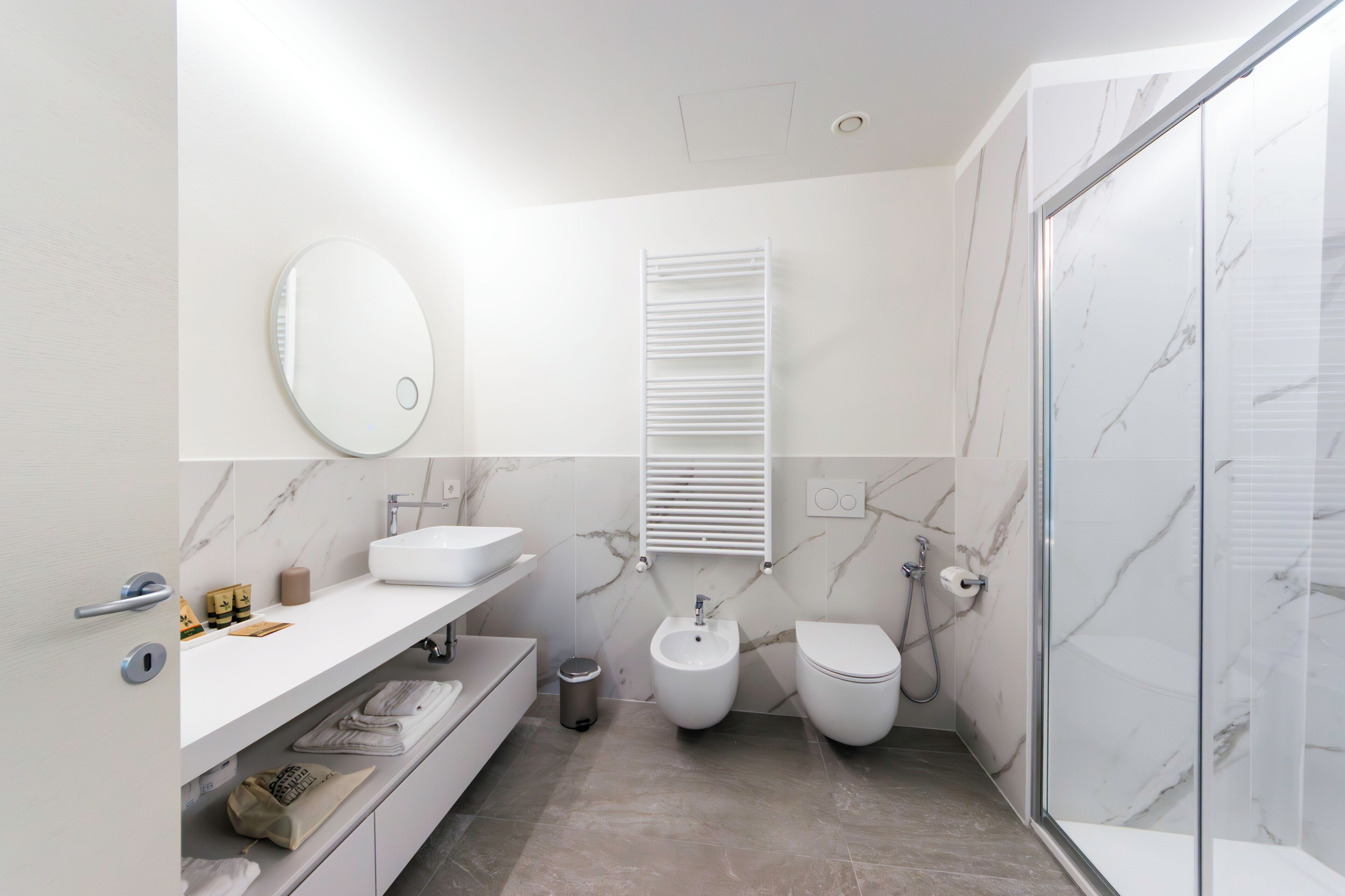 Appartement Deluxe | Salle de bain | Douche, douche à « effet pluie », articles de toilette gratuits