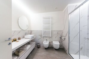 Deluxe Apartment | Bathroom | Shower, rainfall showerhead, free toiletries, hair dryer - Arona Palace - Superior Apartments (Arona)