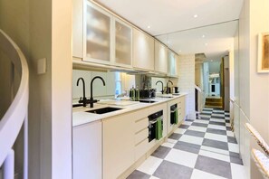 Een koelkast, een oven, een vaatwasser, een broodrooster