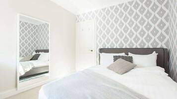 4 bedrooms, iron/ironing board, WiFi, bed sheets