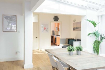 The Harrods Mews - 4BDR Home with Rooftop Terrace