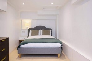 5 bedrooms, iron/ironing board, WiFi, bed sheets