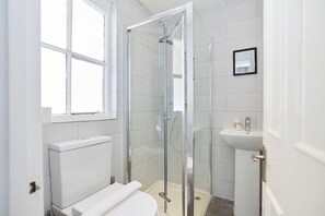Shower, hair dryer - The South Kensington Mews - 5BDR Home (Greater London)