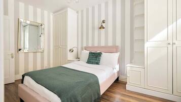 5 bedrooms, iron/ironing board, WiFi, bed sheets