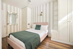5 bedrooms, iron/ironing board, WiFi, bed sheets