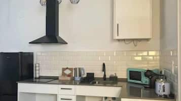 Een koelkast, een magnetron, een koffiezetapparaat/waterkoker