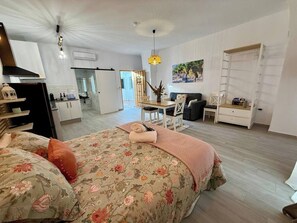 1 dormitori, planxa i posts de planxar, Internet i roba de llit 