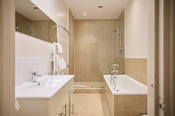Douche, sèche-cheveux