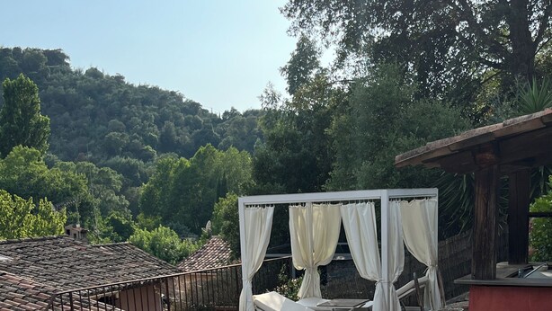 Ein Poolbereich mit weißem Baldachin und einer Liege.