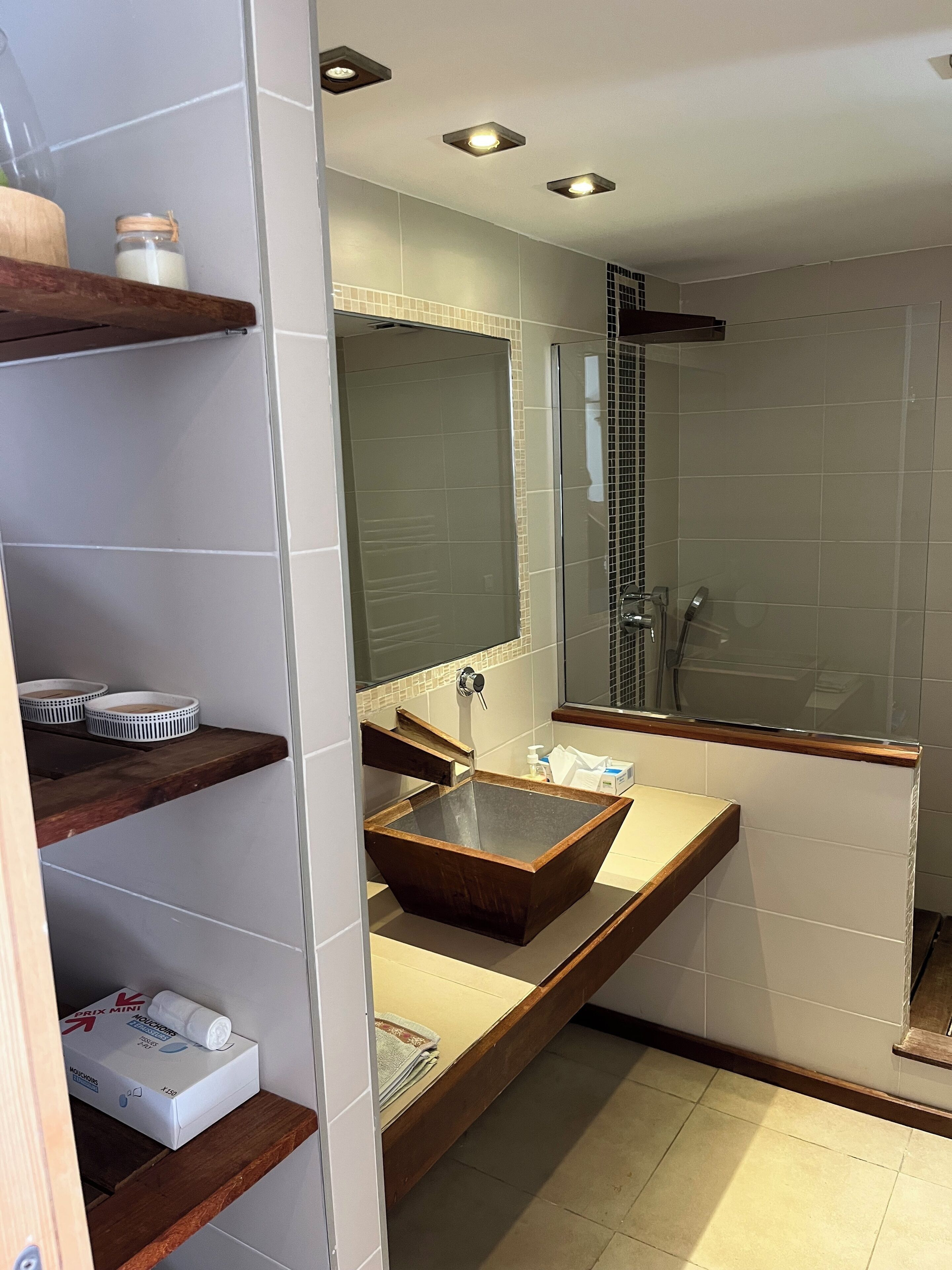 Een douche, een haardroger, zeep, toiletpapier