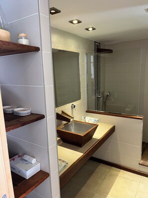 Dusche, Haartrockner, Seife, Toilettenpapier