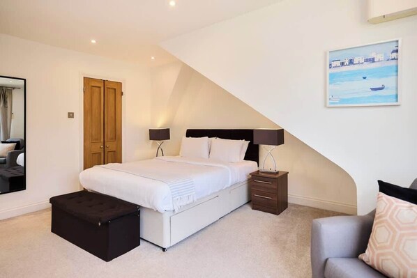 4 bedrooms, iron/ironing board, WiFi, bed sheets