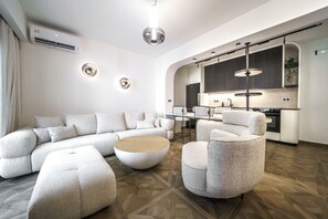 Superior Suite (Basement) | Living area | Smart TV, Netflix, streaming services