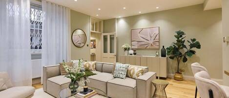 Televisión, chimenea y oficina