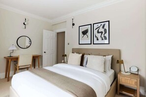 3 habitaciones, tabla de planchar con plancha, wifi y ropa de cama 