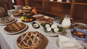 A table with various food items including pies, fruits, and dairy products. - Agriturismo Le valli (Acuto)