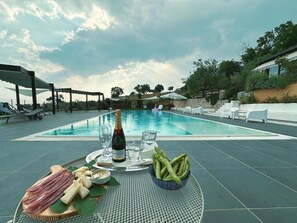 Piscine extérieure en saison