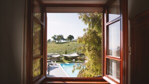 Double or Twin Room, Pool View | Bed sheets - Agriturismo Le valli (Acuto)