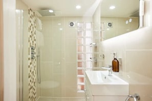 Douche, sèche-cheveux