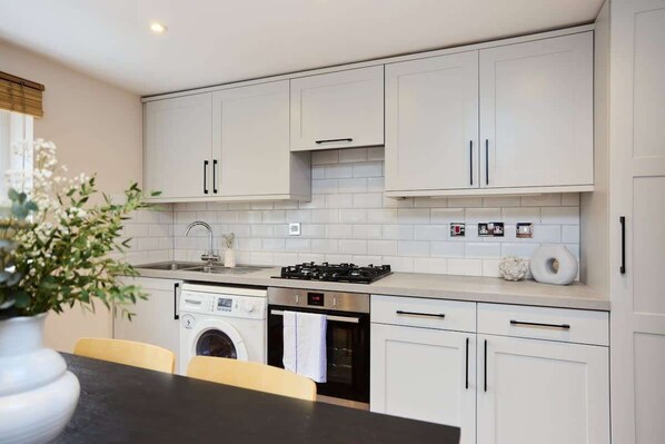 Kühlschrank, Ofen, Toaster, Kochgeschirr/Geschirr/Besteck