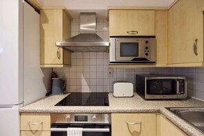 Mikrowelle, Ofen, Toaster, Kochgeschirr/Geschirr/Besteck