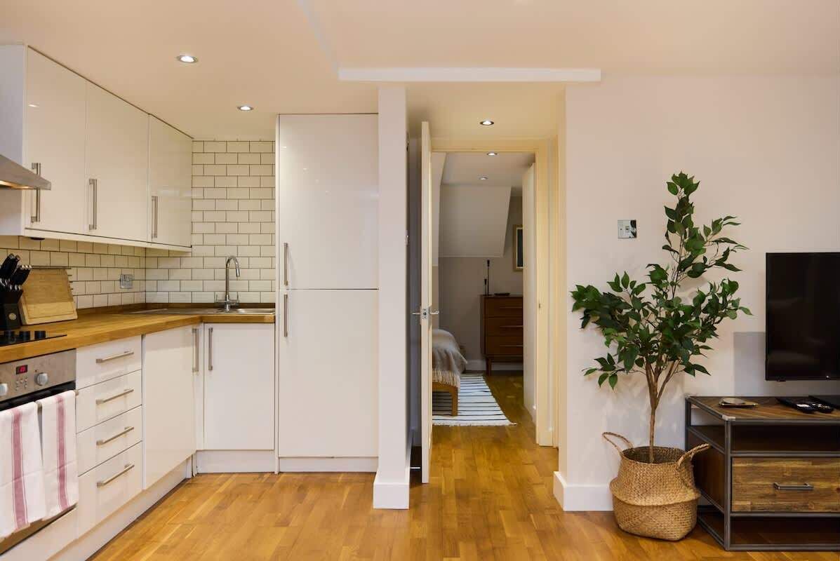 Fridge, oven, toaster, cookware/dishes/utensils