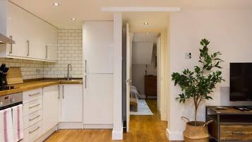 Fridge, oven, toaster, cookware/dishes/utensils
