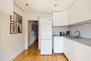 Ofen, Geschirrspüler, Kochgeschirr/Geschirr/Besteck